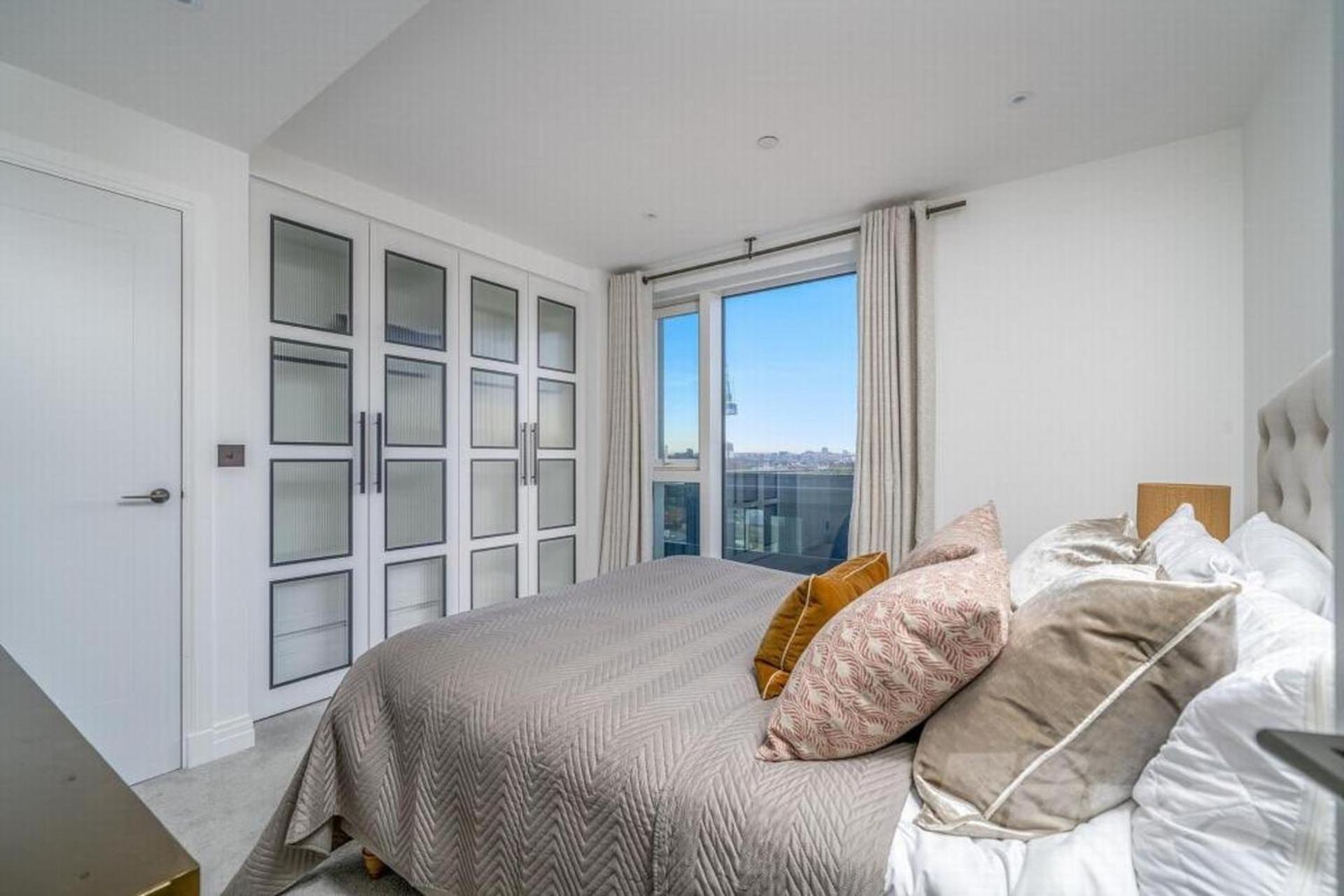 Tower Retreat - Modern 2 Bedroom *